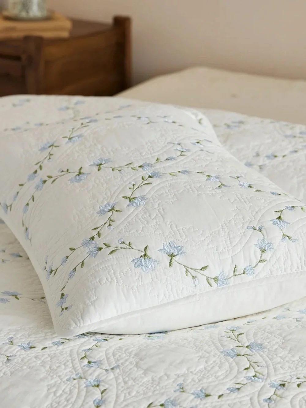 3 PIECE 100% COTTON EMBROIDERED FLORAL QUILT SET – VINTAGE FARMHOUSE BEDSPREAD